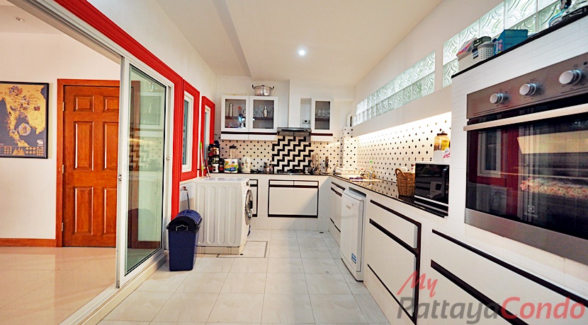 Beverly Hills Village Pattaya Townhouse For Sale - HP0006