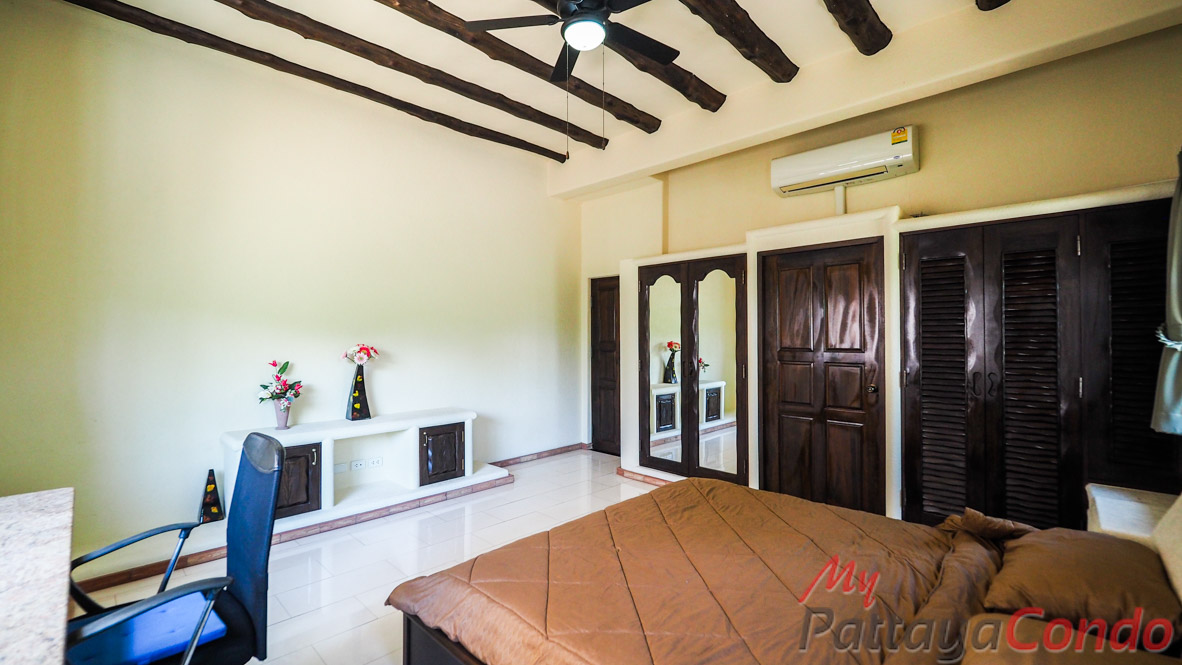 Santa Maria East Pattaya Townhouse For Sale - HESM03