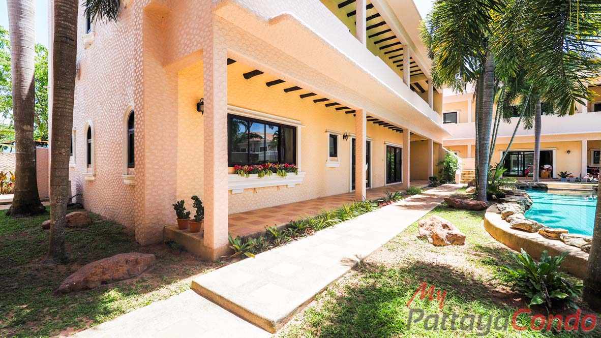 Santa Maria East Pattaya Townhouse For Sale - HESM03