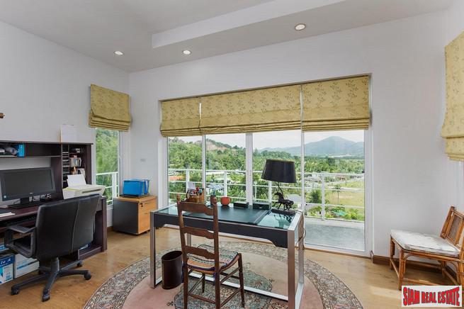 Botan Village | Large Modern 4 bedroom House with Views over Loch Palm Golf Course-10