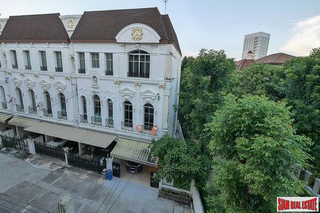 Baan Klang Krung Grande Vienna Rama 3 | Beautiful Three Bedroom, Three Level Townhouse for Sale in Bang Phongphang-5