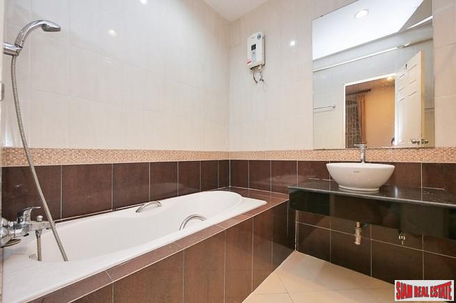 Baan Klang Krung Grande Vienna Rama 3 | Beautiful Three Bedroom, Three Level Townhouse for Sale in Bang Phongphang-6