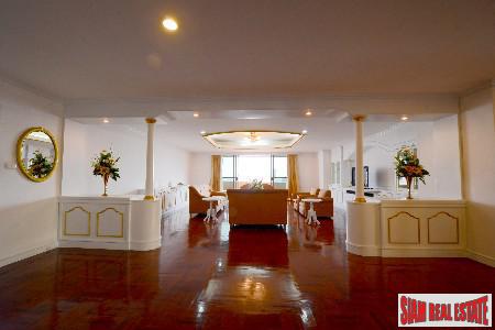 Oriental Tower | Lavish Living in this Three Bedroom Condo on the 23rd Floor in Ekkamai-1