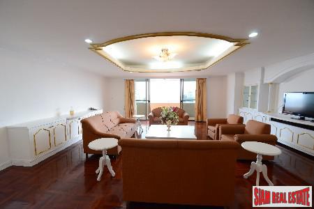 Oriental Tower | Lavish Living in this Three Bedroom Condo on the 23rd Floor in Ekkamai-2