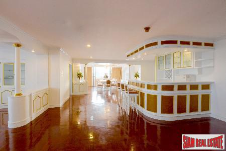 Oriental Tower | Lavish Living in this Three Bedroom Condo on the 23rd Floor in Ekkamai-4