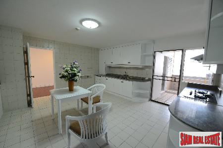 Oriental Tower | Lavish Living in this Three Bedroom Condo on the 23rd Floor in Ekkamai-7