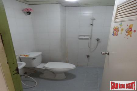 Jurdjun House | Apartment Building with Ready Investment Opportunity or Great Renovation Project at On Nut, Suan Luang-6