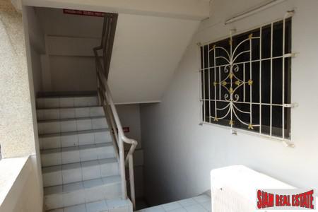 Jurdjun House | Apartment Building with Ready Investment Opportunity or Great Renovation Project at On Nut, Suan Luang-3
