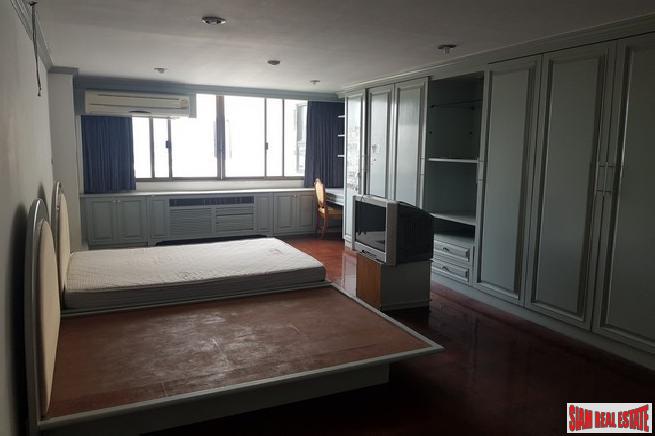 Oriental Towers Condo | Large Three Bedroom Family Condo with Pool and City Views in Ekkamai-9