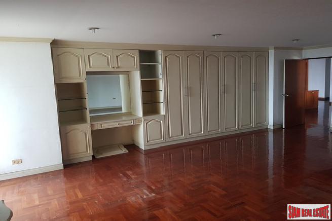 Oriental Towers Condo | Large Three Bedroom Family Condo with Pool and City Views in Ekkamai-14