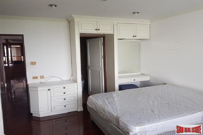 Oriental Towers Condo | Large Three Bedroom Family Condo with Pool and City Views in Ekkamai-7