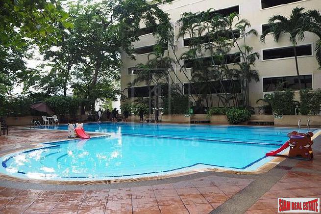 Saranjai Mansion | Large One Bedroom with Balcony and Pool View on Sukhumvit 6, Bangkok