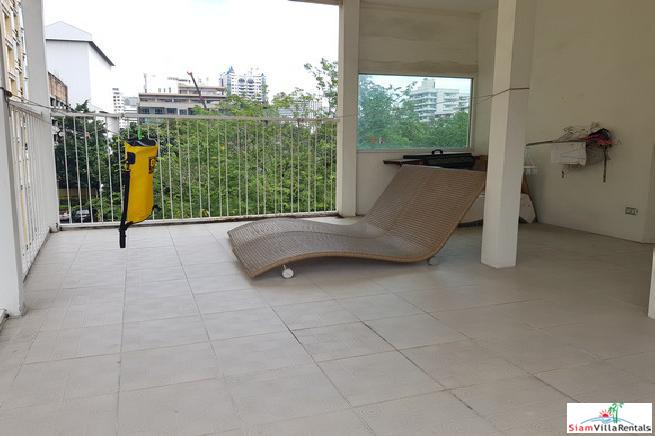 Family-Style Townhouse with Five Bedrooms in the Center of the City, Phrom Phong-17