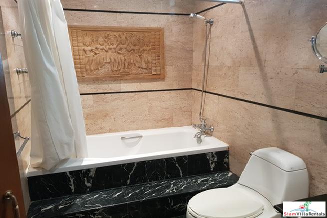 Family-Style Townhouse with Five Bedrooms in the Center of the City, Phrom Phong-1
