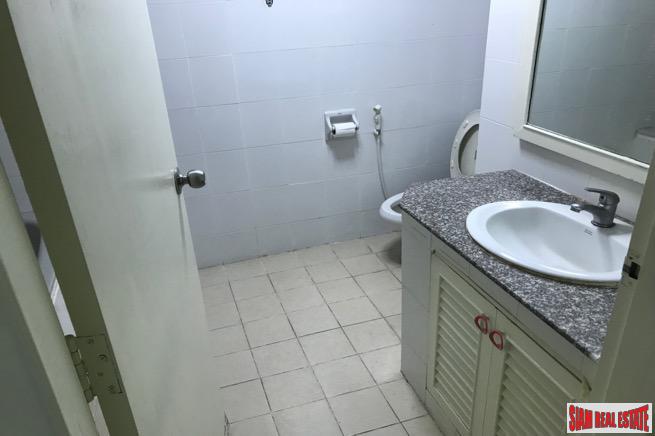 Prestige Towers | Spacious Three Bedroom Close to Transportation and Shopping in Sukhumvit-4