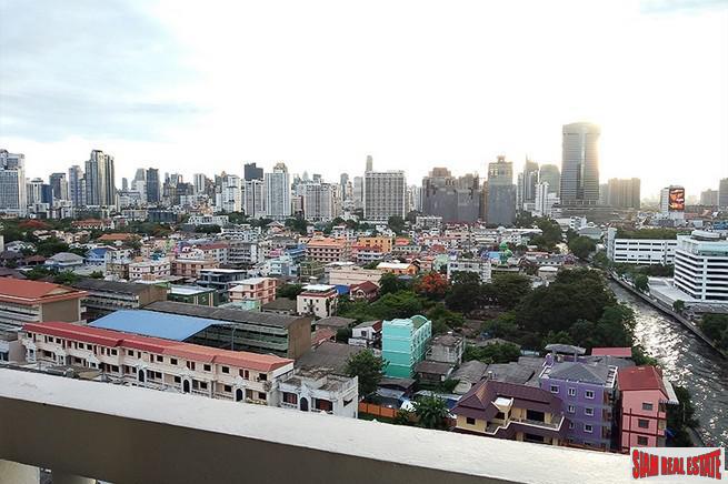 J.C.Tower | A Nice One Bedroom Corner Condo in Popular Thong Lo-1