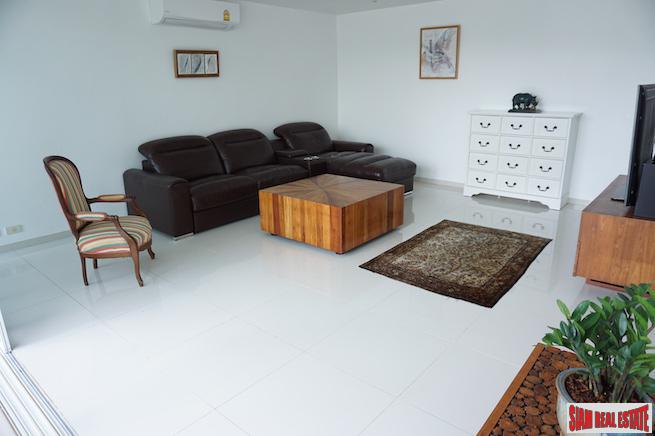 Stylish Two Storey Modern House with Pool near Golf Course in Kathu
