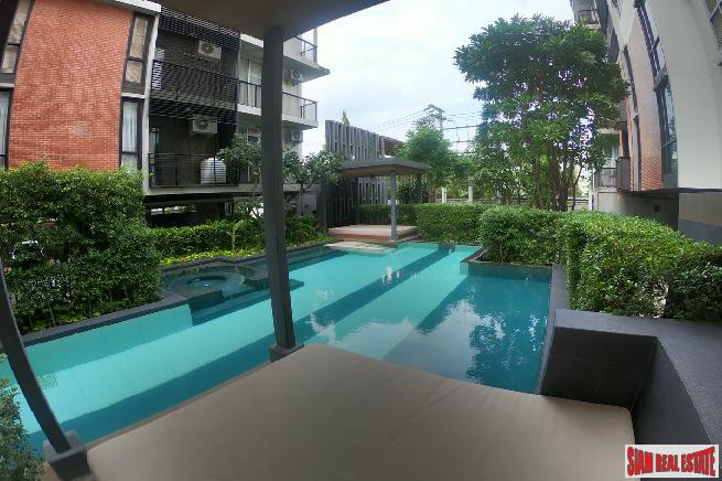 Apple Condo | Large 1 Bed Condo for Sale in Low-Rise Building with Serene Surroundings at Sukhumvit 107, BTS Bearing