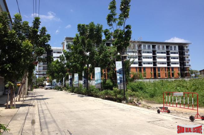 Apple Condo | Large 1 Bed Condo for Sale in Low-Rise Building with Serene Surroundings at Sukhumvit 107, BTS Bearing