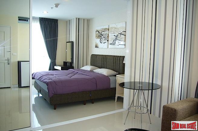 Life @ Sukhumvit | Furnished One Bed City View Condo Directly on Sukhumvit Located on High Floor close to BTS at Ekkamai/Phra Khanong-4