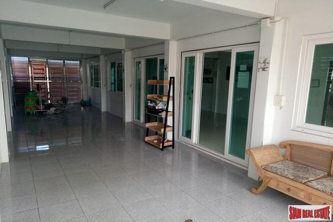 Large 5 Bed House with Private Pool near Golf Course and 5 minutes to Motorway Highway 9 at Bueng Kum - 13% Discount!-5