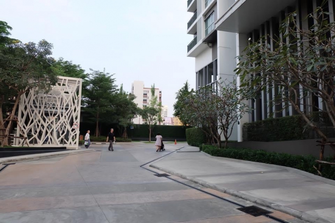 Aspire Rama 9 | Brightly Furnished One Bed Condo on 20th Floor with Closed Kitchen in Excellent Location of Rama 9-23