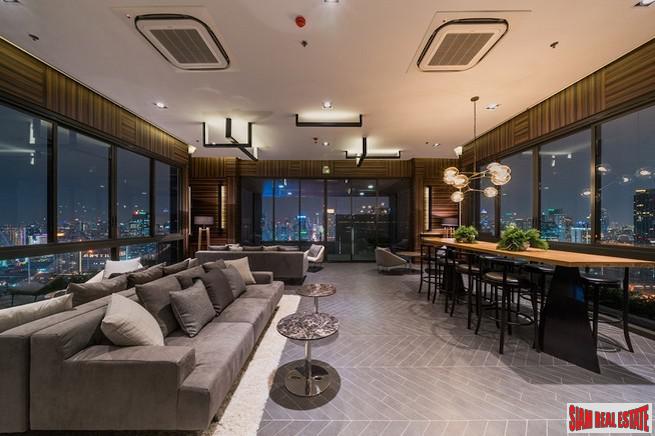 Chewathai Residence Asoke | Brightly Decorated City View Condo with Loft-style Bedroom near MRT Rama 9-5