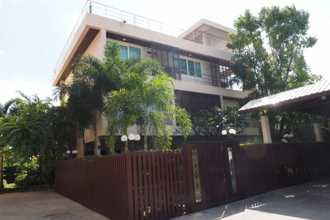 Ultimate Home Office | Large Luxury 5 Bed House with Private Pool Plus Office Building at Bang Chak, Close to BTS Punnawithi-7