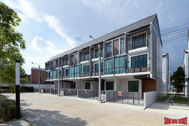 New Project in Construction Of Modern Smart Home Town Houses with Large Club House at Ladprao-26