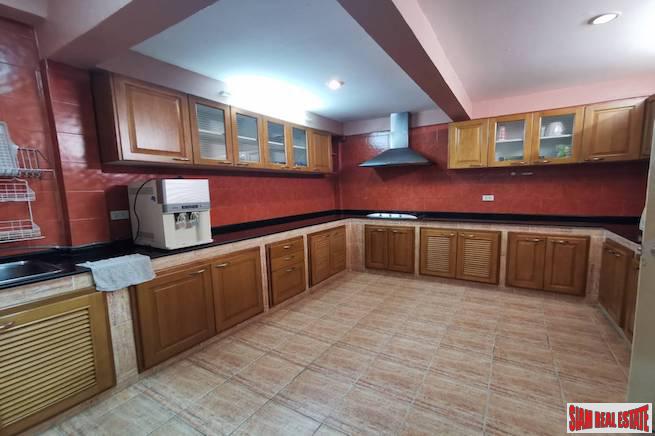 Three Storey Three Bedroom Townhouse for Sale in a Quiet Sukhumvit 39 Location-8