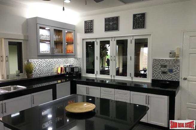 Lakewood Hills Estate | Exceptional Mountain View Villa with Private Pool and Many Extras - Excellent Holiday Rental Potential