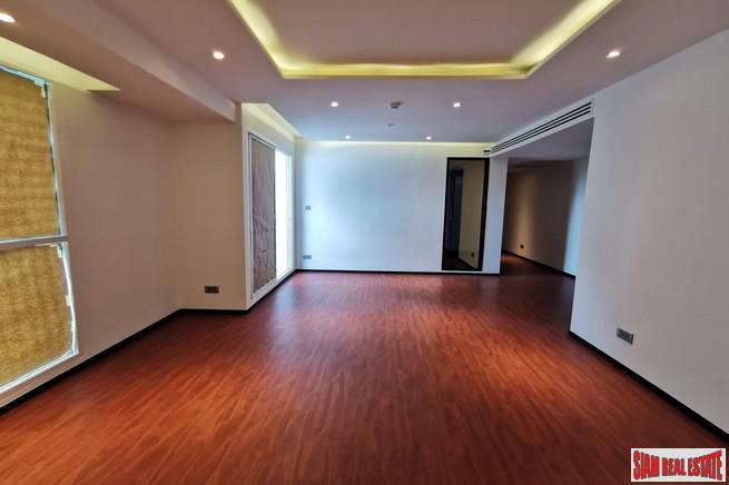 Luxury Low-Rise Freehold Residence Ready to Move in at the Exclusive Area of Ratchadamri, Lumpini - 2 Bed Plus Units-23
