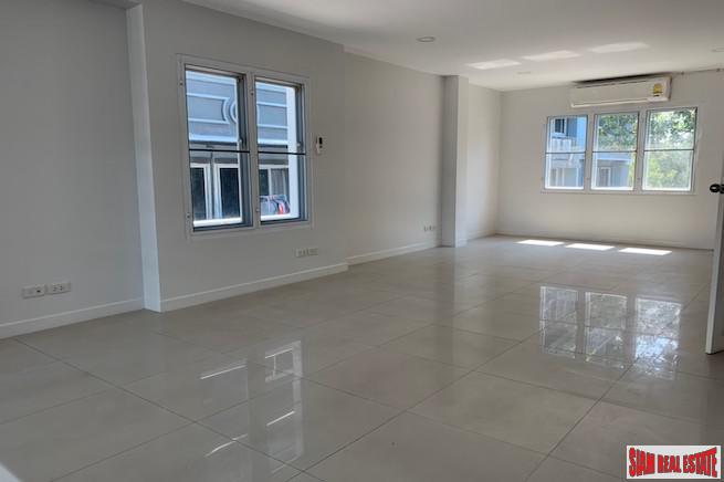 Four Storey Five Bedroom House for Sale with Lots of Parking in Ekkamai-16