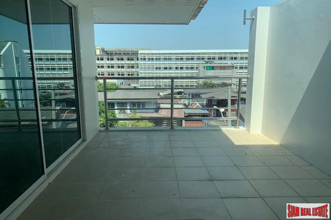 Four Storey Five Bedroom House for Sale with Lots of Parking in Ekkamai-1