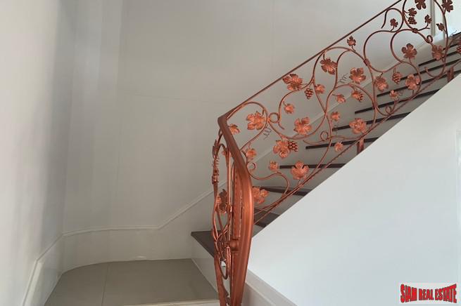 Four Storey Five Bedroom House for Sale with Lots of Parking in Ekkamai-19
