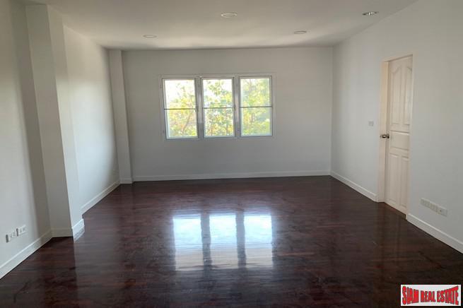Four Storey Five Bedroom House for Sale with Lots of Parking in Ekkamai-3