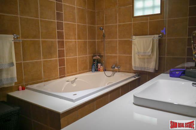Loch Palm Courtyard Villas | Large Well Maintained Three Bedroom Villa with Large Private Swimming Pool-14