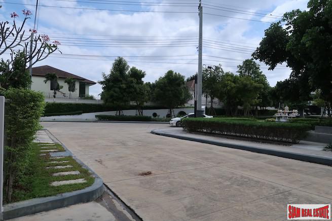 The Edition rama 9 Pattanakarn | Large Three Bedroom House with Private Plunge Pool + Extras for Rent