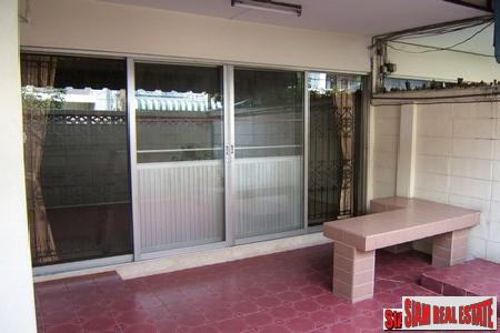 Traditional 3 bedrooms, 2 bathrooms townhouse for sale on the middle of Sukhumvit 71-1