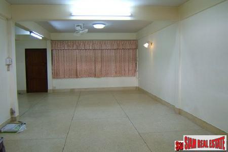 Traditional 3 bedrooms, 2 bathrooms townhouse for sale on the middle of Sukhumvit 71-3