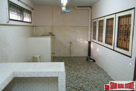Traditional 3 bedrooms, 2 bathrooms townhouse for sale on the middle of Sukhumvit 71-4