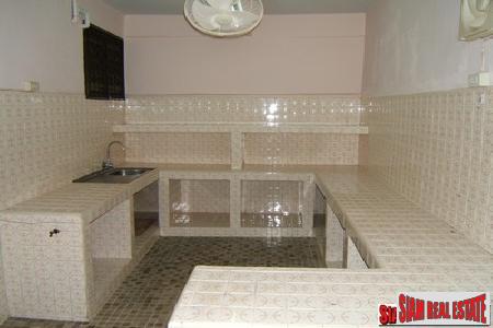 Traditional 3 bedrooms, 2 bathrooms townhouse for sale on the middle of Sukhumvit 71-5