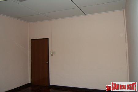 Traditional 3 bedrooms, 2 bathrooms townhouse for sale on the middle of Sukhumvit 71-6