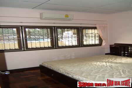 Traditional 3 bedrooms, 2 bathrooms townhouse for sale on the middle of Sukhumvit 71-8