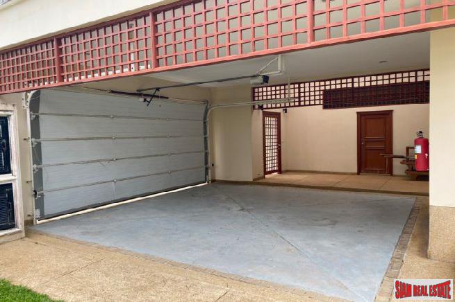 Contemporary three-bedroom villa with private pool in Laguna